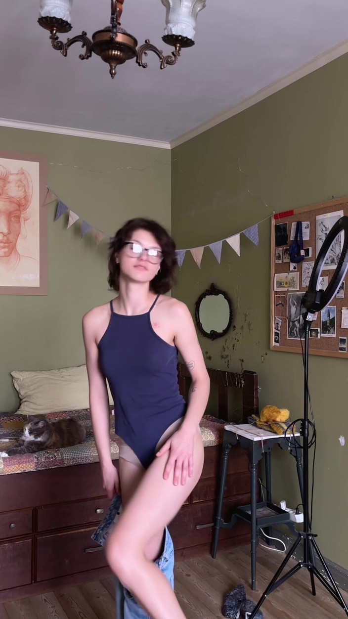 Karafuto404: Striptease mit muschi fingern in nahaufnahme