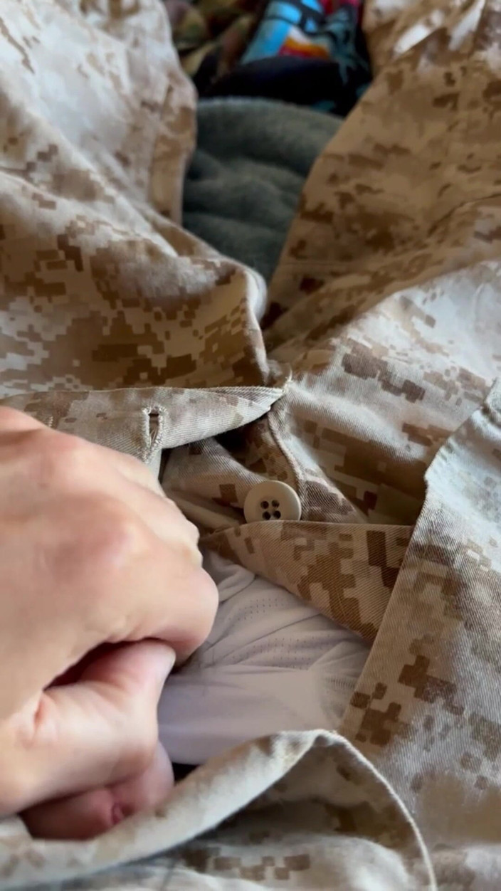 Gay Soldier Stuff: Masturbando-se vestindo o Sarge's Tighty Whities e um dos uniformes...