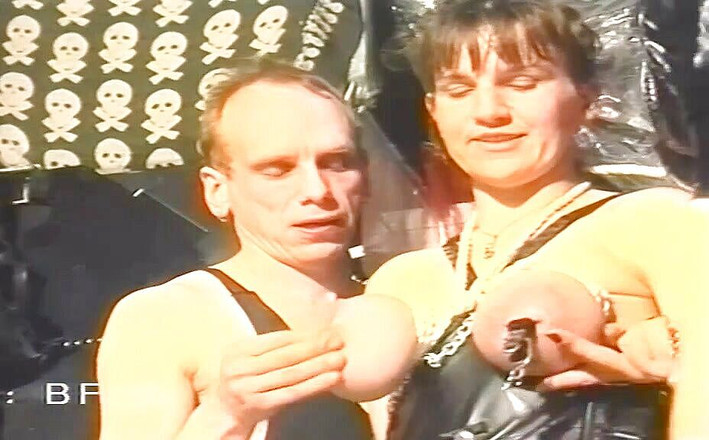 Hardcore slave sex: Ordeño esclavo