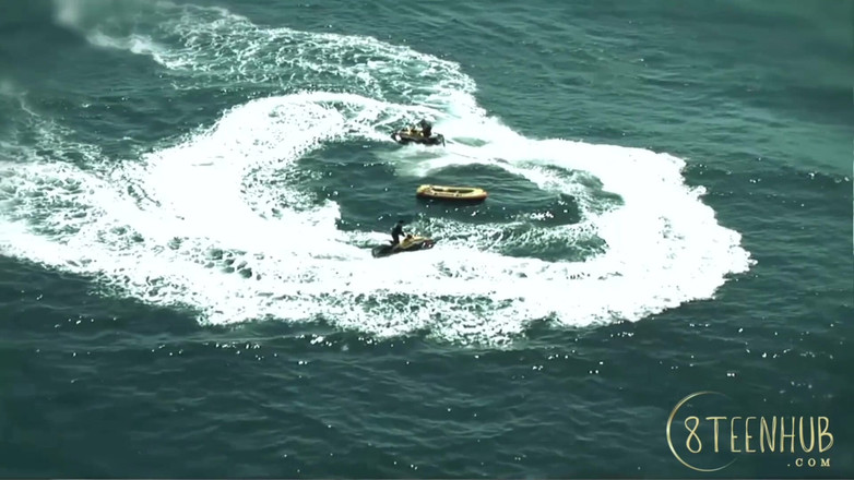 8TeenHub: 苗条少女在海洋中玩游戏