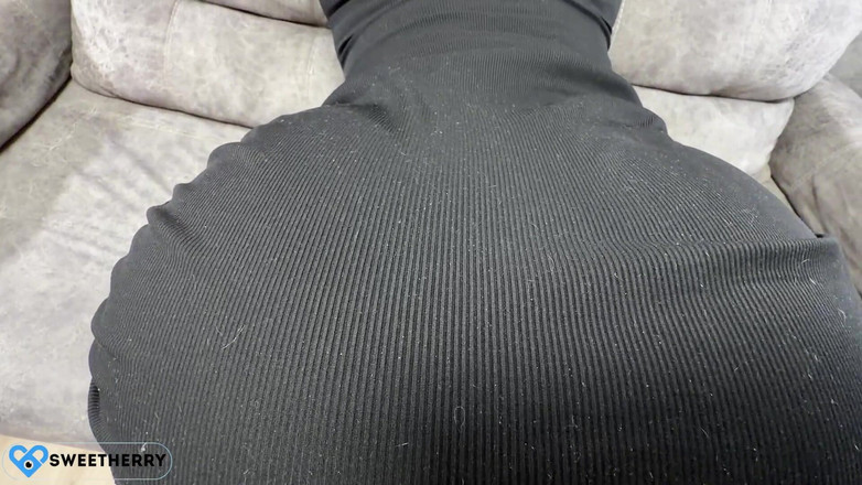 SweetHerry: タイトな黒いドレスを着たセクシーな美女が部屋の向こう側の男性を誘惑しようとします!