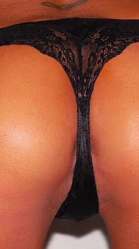 Milf fierbinte Shay Fox expune picioare lungi sexy în rochie strâmtă