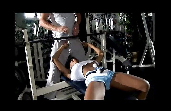 Outdoor pervs: L'allenatore dà al cliente un vero allenamento cardio