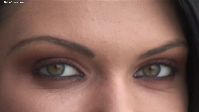 Babe Stare: Mulher de férias se diverte com três machos