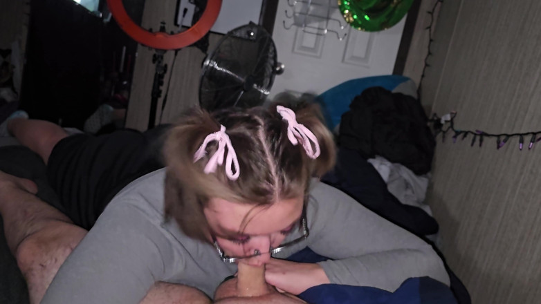 Funhousewife69: Dal mu sexy kouření s luky ve vlasech a polykal