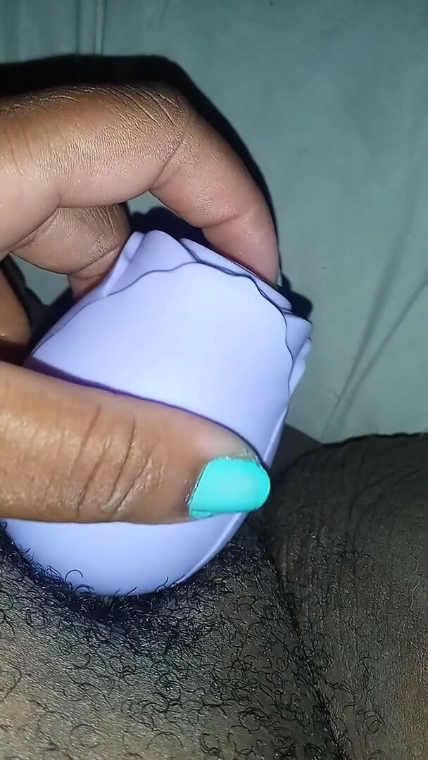 Juicy body goddess: Vibrating my juicy clit