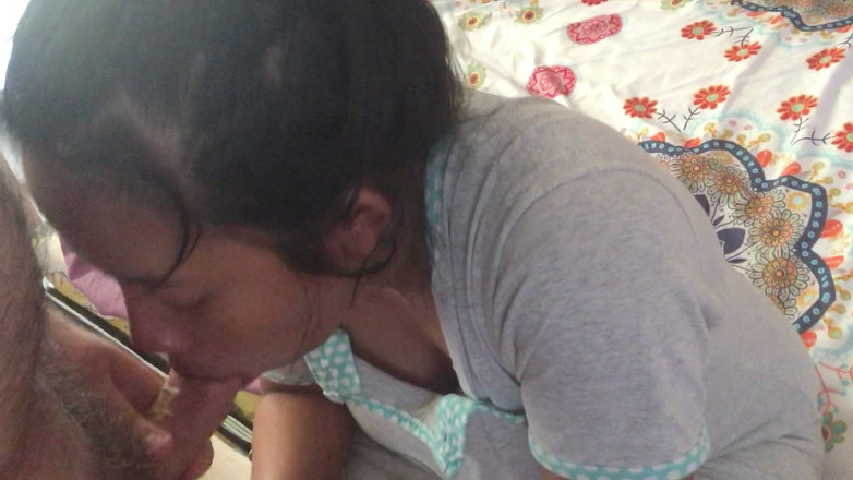 Megacute9999: Indonesische dienstmeid zuigt de witte lul van haar baas