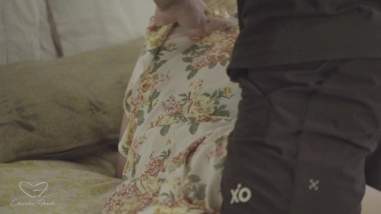 CharlieForde: Menggesel saya ke bawah yang menampilkan Charlie Forde, Cullen Cain