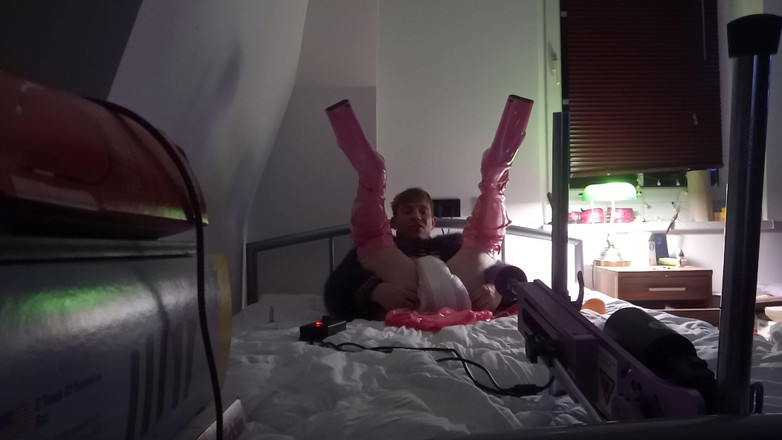 Fem-Boy40: 在橡胶裤子