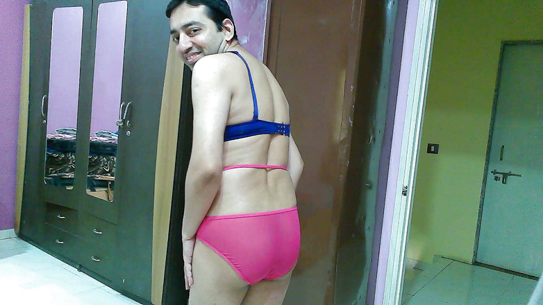 Cute & Nude Crossdresser: Süßer und sexy sissy transvestiert femboy Sweet Lollipop in rosa-blauen...