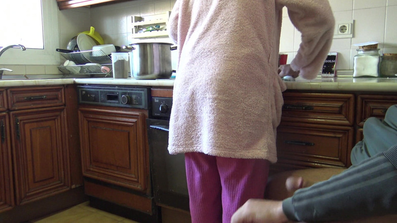 Stepmom Susan: Cfnm - tante sange ini telan sperma setelah masturbasi