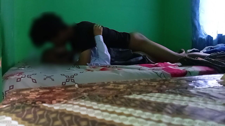 Famly sex: Student viral care poartă voal hijab în camera profesorului său