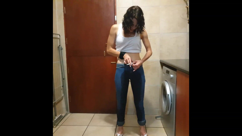 domslutfucker: 小柄な喫煙女の子がタバコを吸いながらズボンにおしっこを漏らす