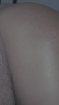 彼のチンポが後ろから何度も何度も私に突き刺さるのを感じ、それが膨らみ、私の背中に射精するのを感じるのが大好きです。