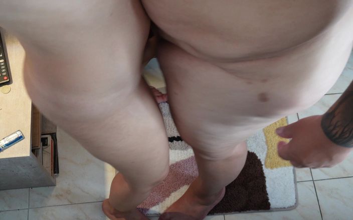 VictoriaMilf1: O muie bună acasă la mama mea vitregă adânc în gât