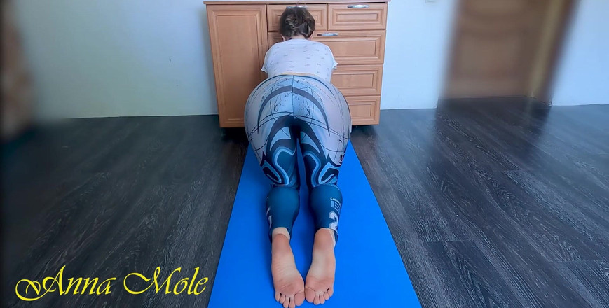 Anna Mole: Yogalessen, schoonheid met een grote sappige kont in spandex-legging doet...