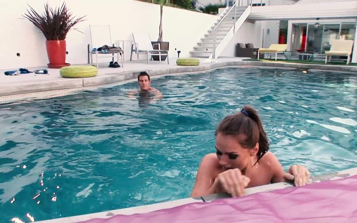 BestPorn85: Tori black si gode una scopata a bordo piscina con...