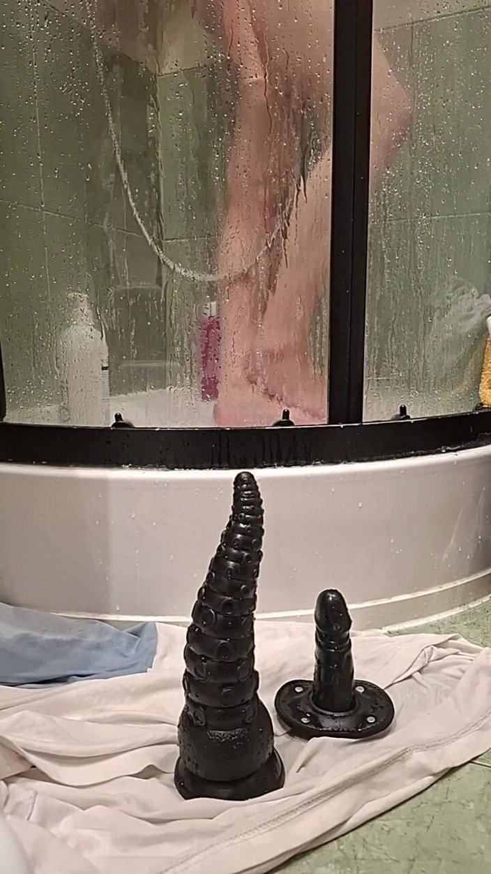 Milifalcon: Lavo Il Mio Dildo E Me Stesso, Oh, Molto Accuratamente