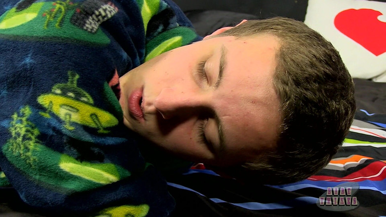 Bare Twinks: Bentley krijgt een vers kaal gaatje