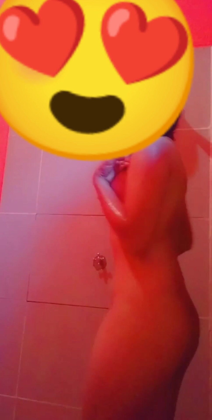 Eatrella j: Awek Bolivia berbogel di bilik mandi