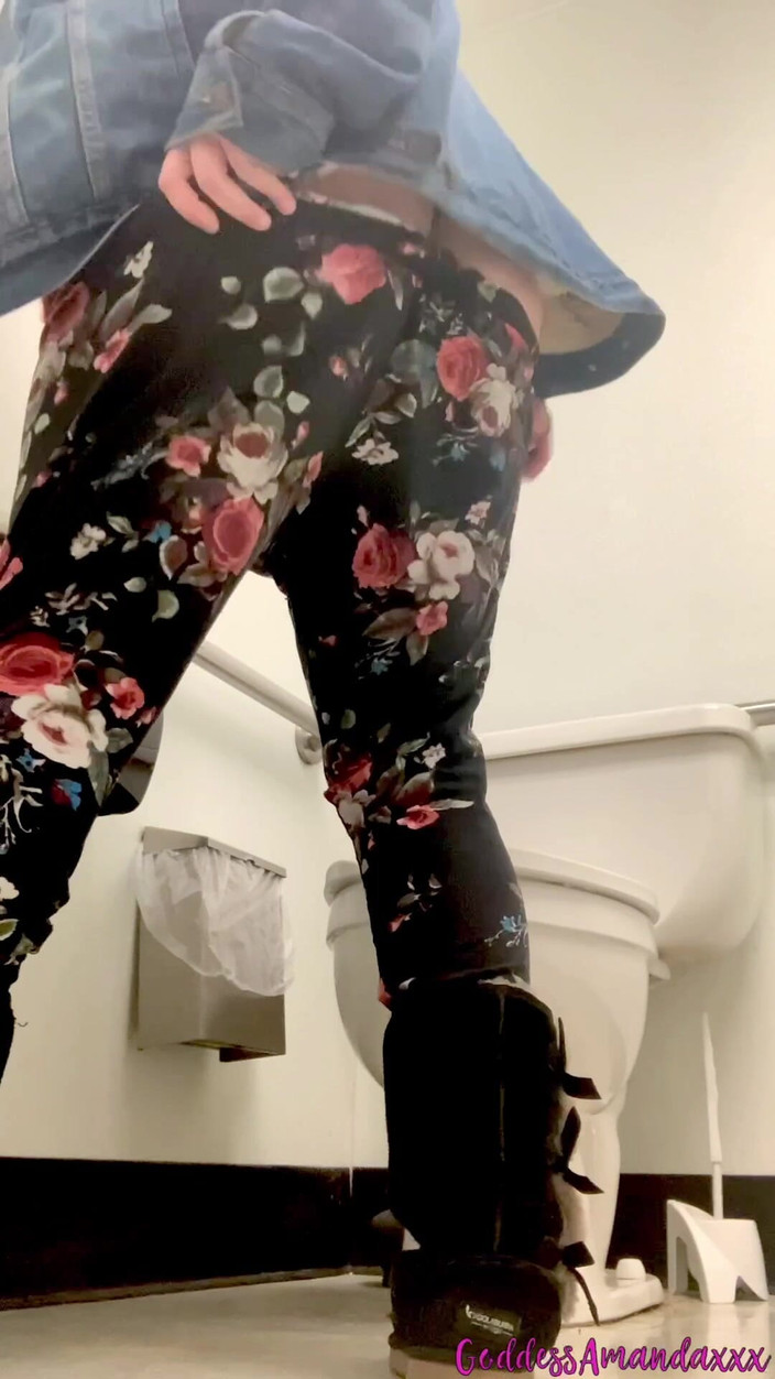 Goddess Amanda: Gordas Rabudas Em Banheiros Públicos
