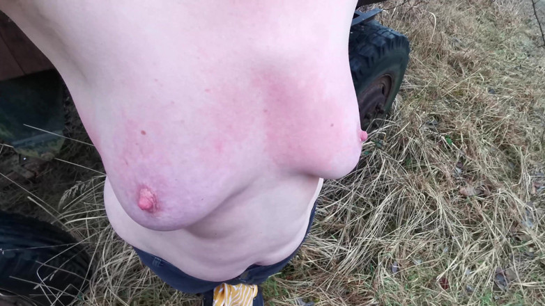 Bouncy Tits Action: Nahá na veřejnosti a fackování na velké kozy