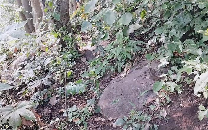 Graju1244: Ormanda yabancısıyla sikişmek için edepsizce konuşan bir kız, desi teyze...