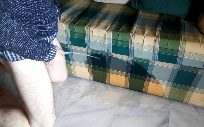 Sex hub male: Джон писяє все це на дивані