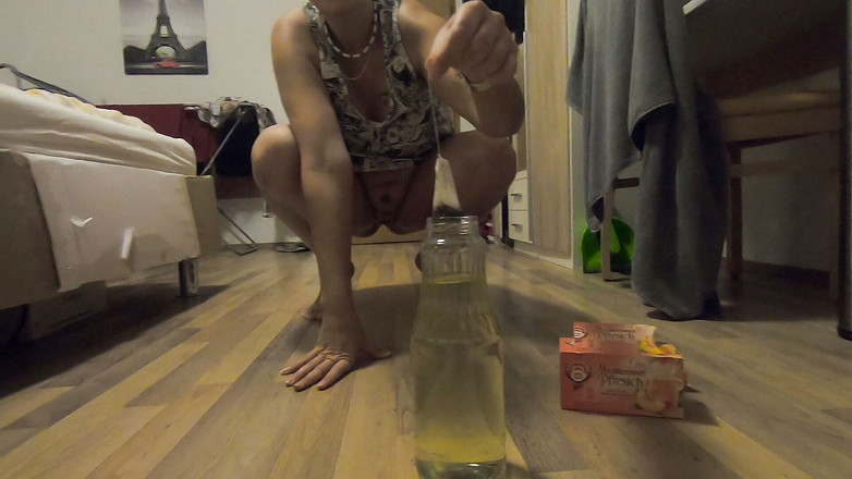 bekycarril: Bebendo nosso próprio xixi de uma garrafa como chá-xixi