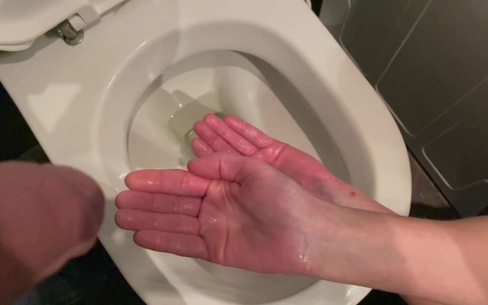 Aqua Pola: Aku ngentot kontolnya saat cowok ini lagi kencing dan cuci