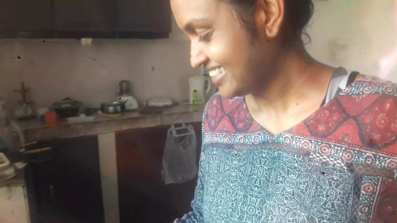 Tina Baby: Het dienstmeisje neuken terwijl ze aan het koken is