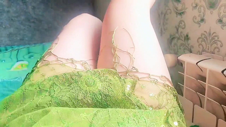 Kitty_Cross: Underbar transskönhet som tittar in i spegeln med ett leende