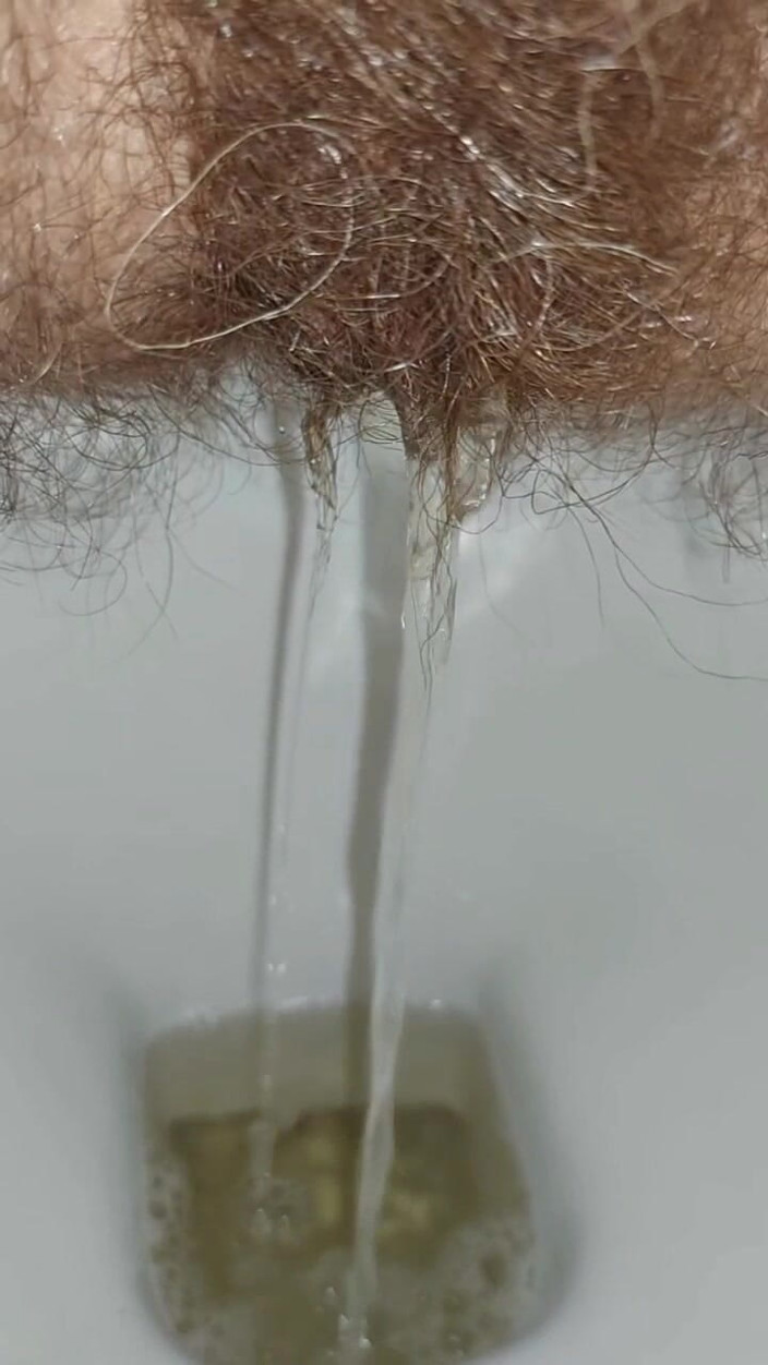 GinnaGg: Frau, Goldene Dusche, Behaartes Pinkeln