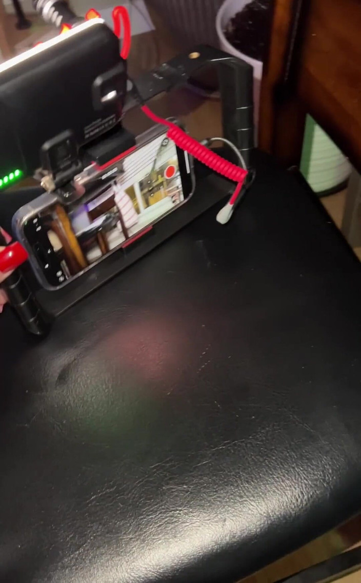 Avril Showers: Neue Drehplattform. ein Iphone 15 Pro Max mit einer Leuchte und...