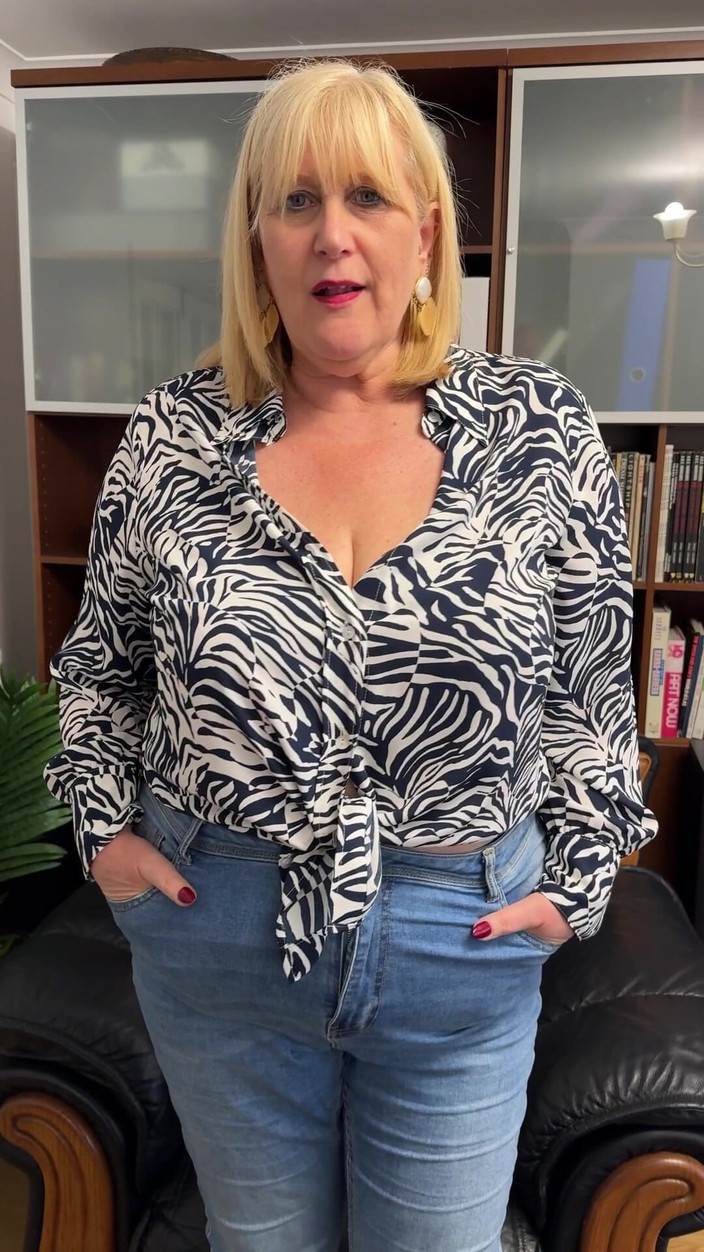 catherinecan69: パンツを履いているのを捕まえました。しかし、あなたの親友の継母は、あなたのためにそれらで遊ぶことによってそれを補いますmmmmmm