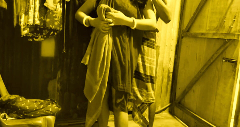 Teensex: Indiancă bhabi excitată se fute tare cu pizda ei strâmtă...