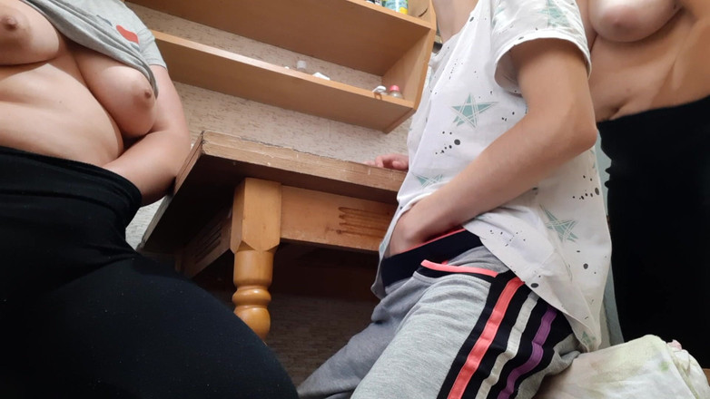 Lesbian-illusion: Trei străini de la un site de întâlniri își masturbează pizdele și sperma în...