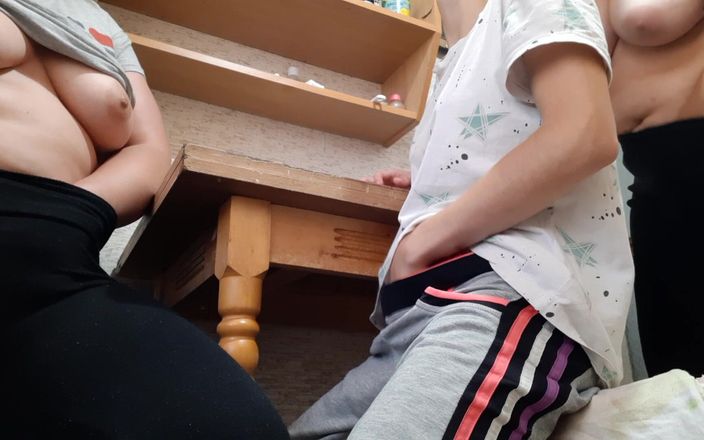 Lesbian-illusion: Троє незнайомців з сайту знайомств дрочать свої пизди і кінчають на кухні - lesbian-illusion