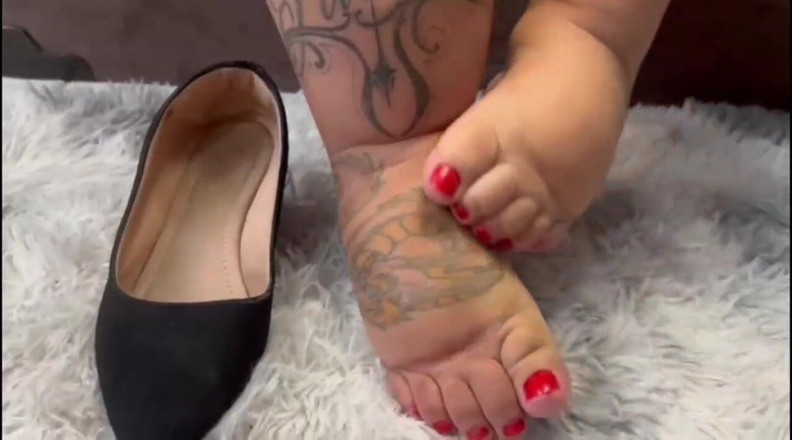 Mary Jhuana: Ein pummeliges Mädchen mit pummeligen Füßen für dich