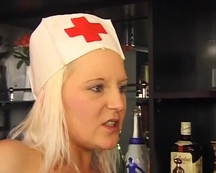 German Homemade: 복면을 쓴 친구가 핫한 금발 독일 간호사를 흔드다