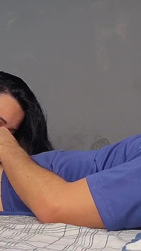 Nevlastní otec opravdu chtěl vidět svou nevlastní dceru nahou! ale přistihne ho při masturbaci