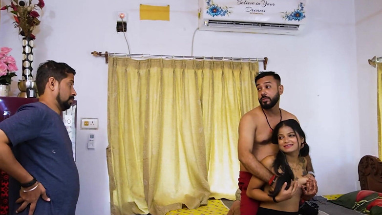 Queen star Desi: Rohit и Aman трахнули его сводную сестру, когда она приходит в их комнату, хардкорный тройничок