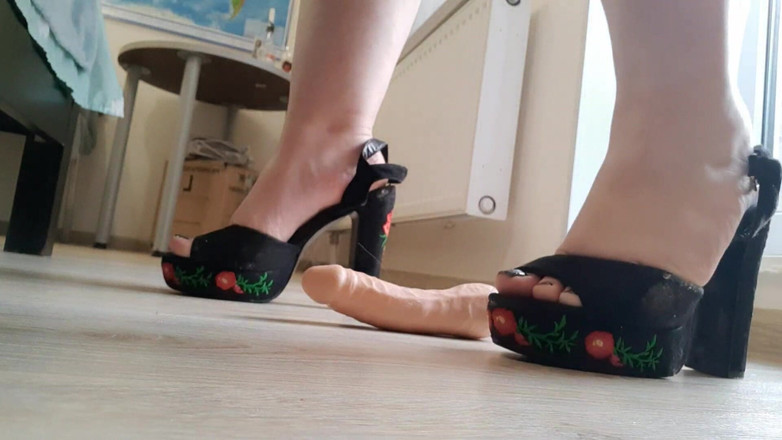 AssGives: Obcasy + dildo