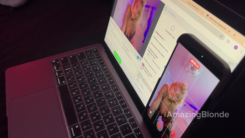 Amazing Blonde: Harika sarışın kaltak web kamerası gösterisi sırasında izleyicilerin önünde sikiliyor