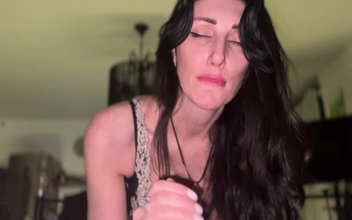 Liza Virgin: Sexy milfka má orgasmus a kouří péro