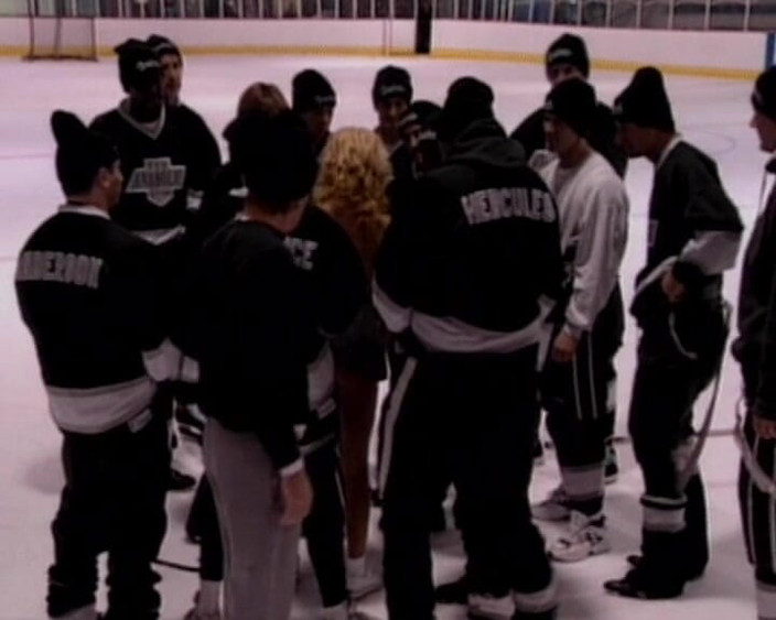 Planete Francaise: Storbröstad fransk blondin gruppknullad av hela is hockeylaget