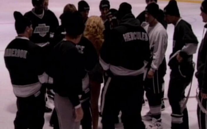 Planete Francaise: Vollbusige französische blondine mit großen möpsen vom gesamten Hockey-Team im...
