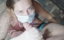 Sara Blonde: Pompino e un sacco di sperma con una maschera