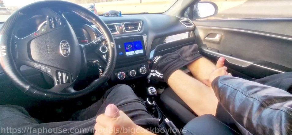 AlexGay: Killar kom på motorvägen genom att rycka av