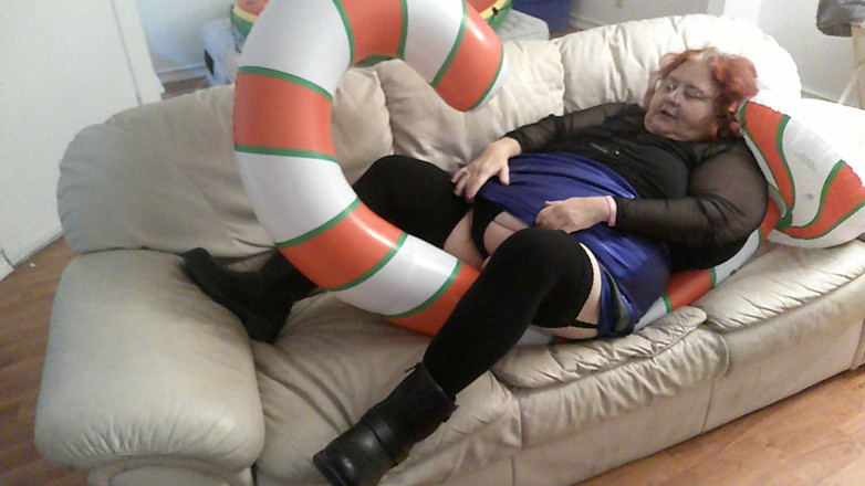 BBW nurse Vicki adventures with friends: 그녀의 사탕 지팡이를 스쿼시하려고 큰 아름다운 간호사 Vicki?